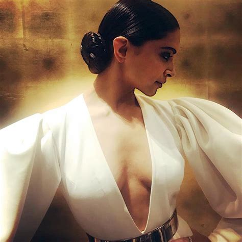 deepika padukones hot look for hello hall of fame 2018 deepika padukone hot and sexy photos