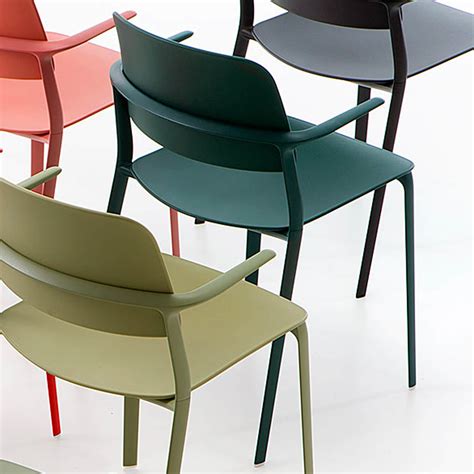 chaise design empilable en polypropylene avec accoudoirs appia