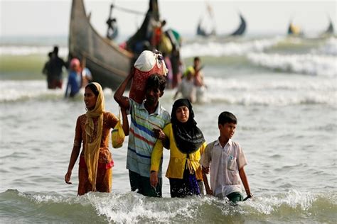 stranded rohingya refugees land in bangladesh