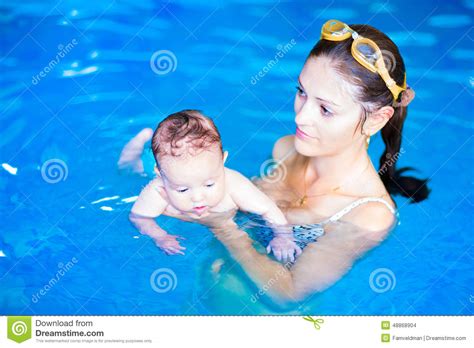 matka i dziewczynka w pływackim basenie zdjęcie stock obraz złożonej