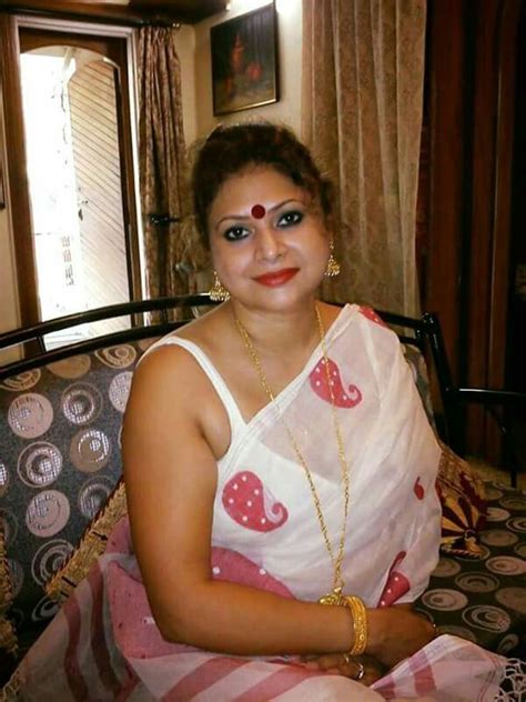 hot aunty in saree with sleeveless blouse real life