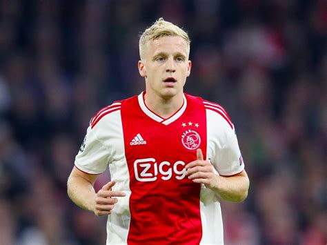 versatile midfielder  potential  closer   donny van de beek express star