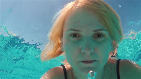 In The Water Park A Girl Swims Under The Water Videos De Metraje En