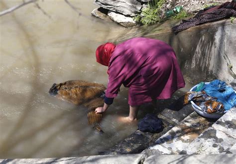 giornata mondiale dell acqua donna lava panni nel kashmir primopiano