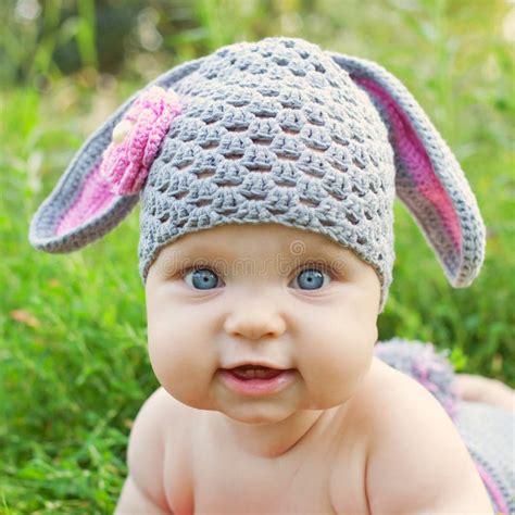 baby die als een konijntje  een lam dragen stock afbeelding image  pret gezicht
