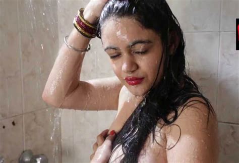 big boobs bhabhi ke nude bathroom pics liye horny husband ne