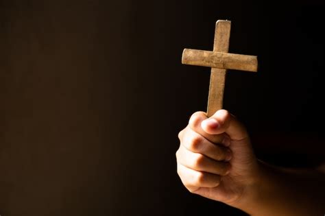 photo hands holding cross  praying