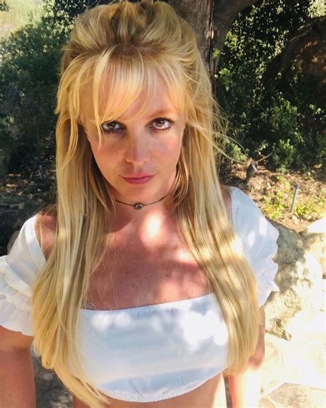 Britney Spears S Tits In Deep Cleavage 11 Selfies The