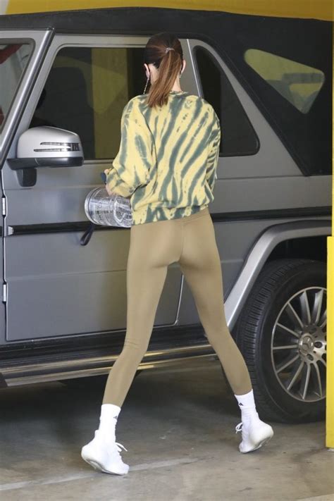 Kendall Jenner Showed Off Significant Cameltoe In Tight