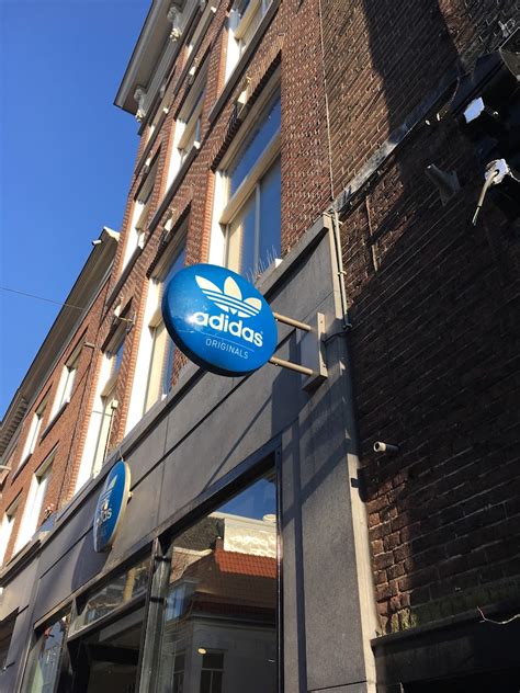 bij adidas originals store  haarlem betaal je met creditcards van american express amex