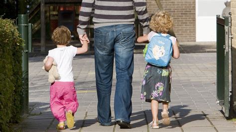 zorgen bij ouders  heropening opvang hoe zet ik een peuter af bij de poort rtl nieuws