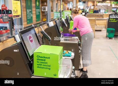 Départ Automatique Fermé Dans Un Supermarché Australien Woolworths Pour