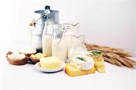 verschillende gezonde zuivelproducten op een duurzame achtergrond met melk kaas boter en