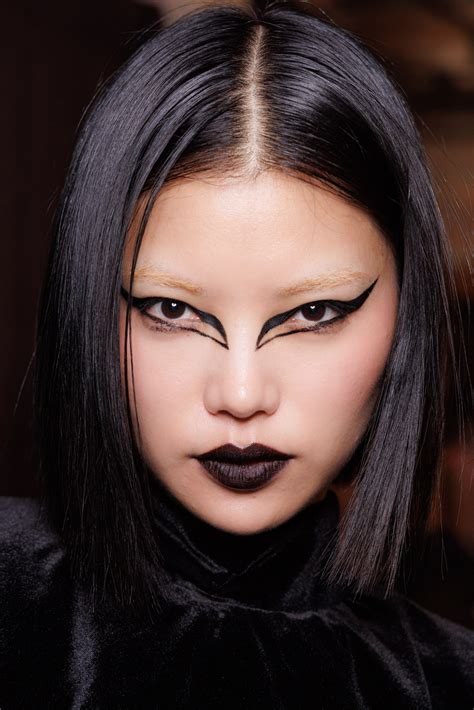 best makeup trends from fall 2023 fashion month — see photos allure