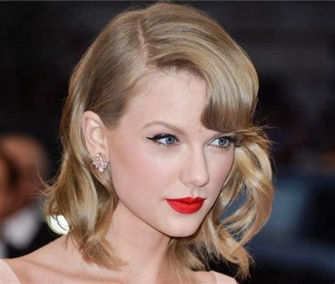 Get Taylor Swift S Signature Look Cat Eye Eyeliner