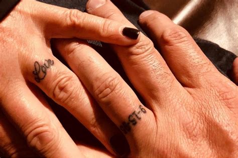 Tatuagem De Aliança No Dedo E Em Outras Partes Do Corpo