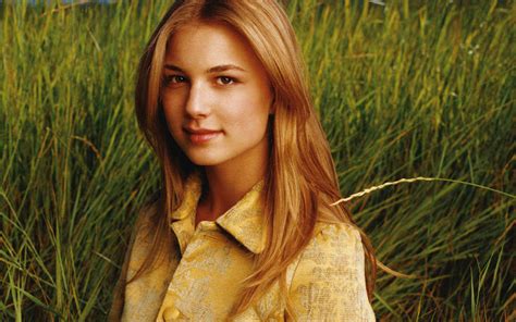emily vancamp wallpapers pictures images
