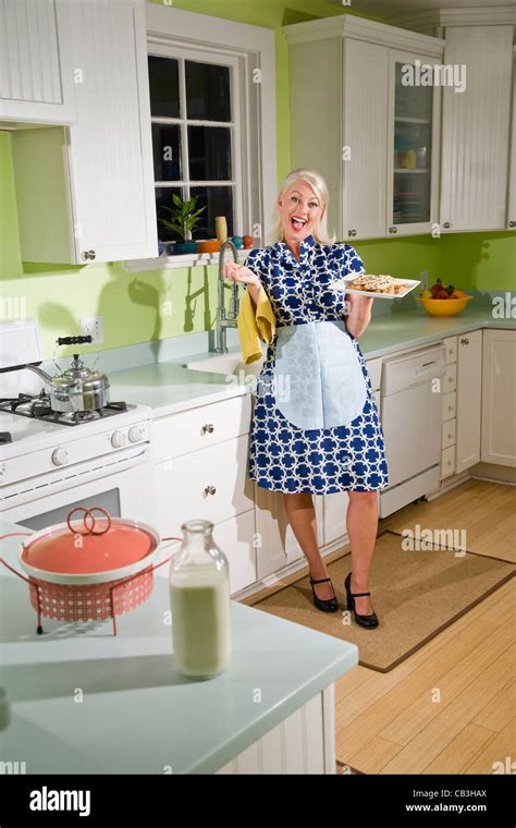 Retro Hausfrau In Der Küche Mit Cookies Stockfotografie Alamy