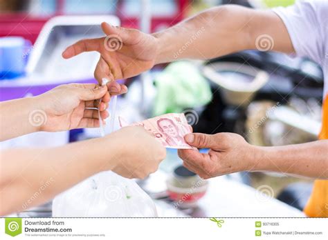 klant die rekening betalen door contant geld bij markt stock afbeelding afbeelding bestaande
