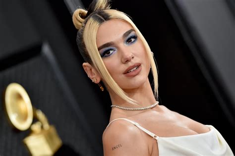 dua lipa dyed her hair pink with help from anwar hadid popsugar beauty