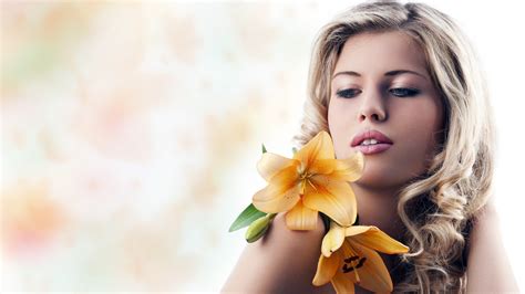 デスクトップ壁紙 面 女性 モデル ポートレート ブロンド 単純な背景 フラワーズ 長い髪 口を開ける 黄色の花 花弁