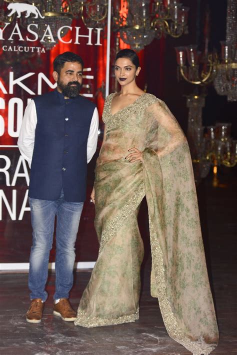 Deepika Padukone Looks Super Sexy In Saree At The Lakme Fashion Week