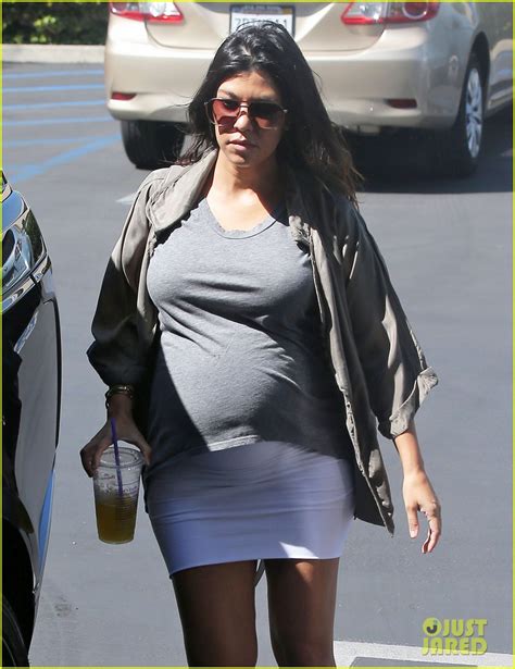 pregnant kourtney kardashian might faint because of this photo 3200047