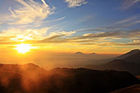 pesona keindahan gunung prau dengan bukit teletubbiesnya indonesia kaya