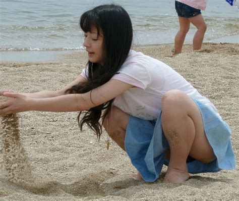 砂遊びしてる美少女の無防備なパンチラがエロ過ぎ みんくちゃんねる