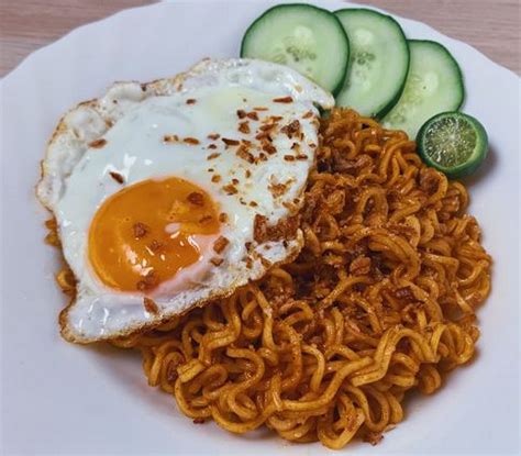 ultimate maggi mi goreng recipe  fried egg  bawang goreng   put mamak