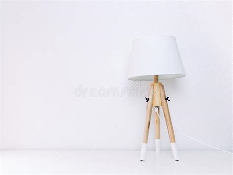noordse lamp voor drie houten benen op een witte minimalistische achtergrond stock foto image