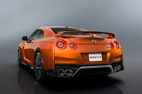 nissan gt   refreshed  debuts   york