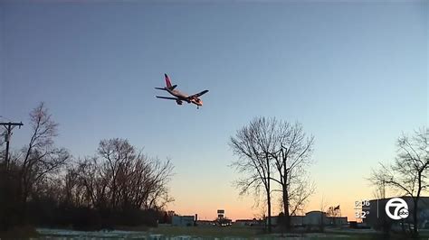 detroit metro airport   controversial landing system