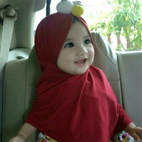 trend terbaru foto bayi perempuan pakai hijab  red gummi bear