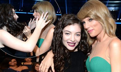 american music awards 2014 besties taylor swift and lorde share affectionate cuddles as they
