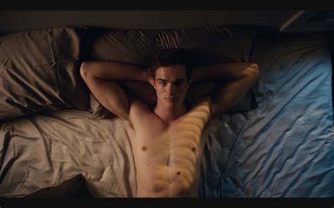 jacob elordi on being “surrounded by men” in that ‘euphoria locker room scene queerty