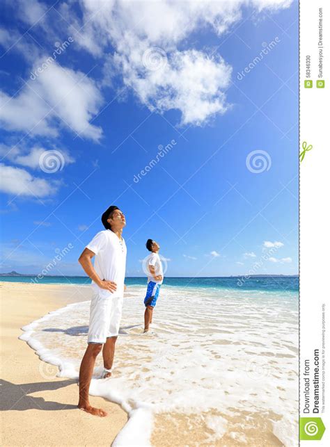 Hombres Jovenes En La Playa Foto De Archivo Imagen De