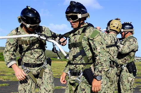 fileus navy divers    navy seal delivery vehicle team