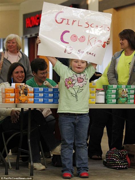 honey boo boo pitches in to flog girl scout cookies with her local