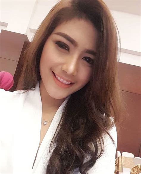 pin di selebgram cewek seksi