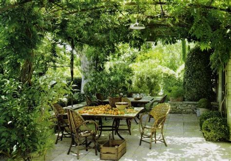italian patio   italian themed garden ideas  garden backyard  space