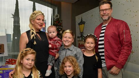 body shaming tori spelling und ehemann dean verteidigen ihre kinder