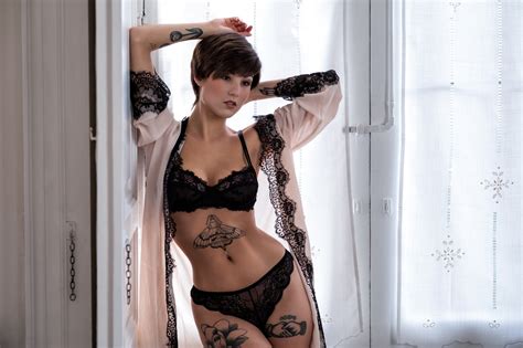 Wallpaper Women Model Short Hair Tanned Tattoo