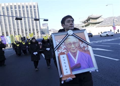 Throngs Gather Near Japan Embassy To Mourn Skorean Sex Slave