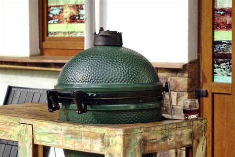 akorn  big green egg showdown keeper   flames bbq host