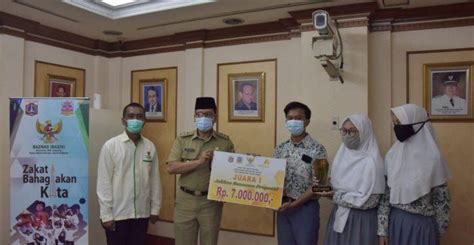 Wakil Walikota Jakarta Barat Serahkan Hadiah Kepada Pemenang Lomba