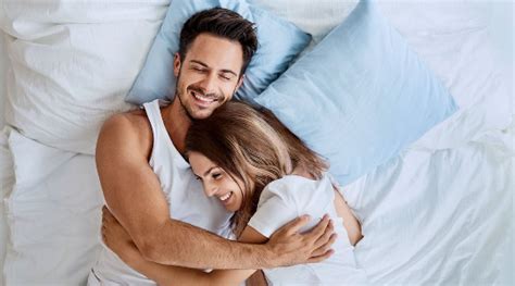 News Revealed 4 Reasons Why Couples Should Sleep Naked Scooper