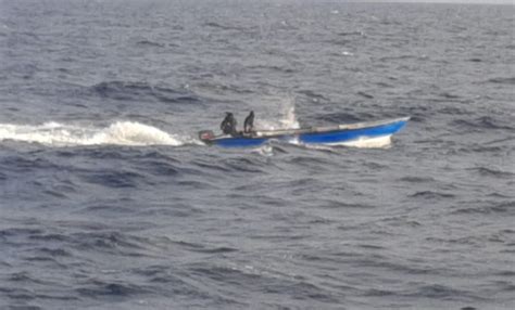 de kustwacht onderschept boot met drie man op zee bij curacao