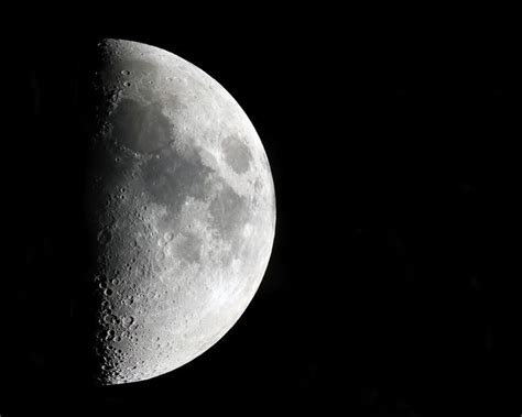 st quarter moon   lunar  astronomy images  orion telescopes
