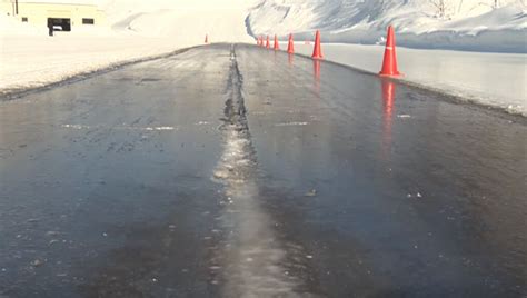 路面凍結時の注意点。